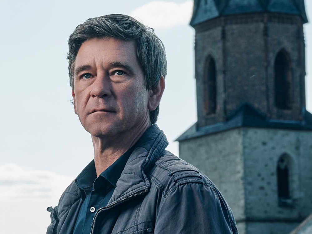 Zum letzten Mal ermittelt Peter Schneider als „Polizeiruf 110“-Kommissar Michael Lehmann gemeinsam mit Peter Kurth in Halle. (Bild: MDR/Felix Abraham)