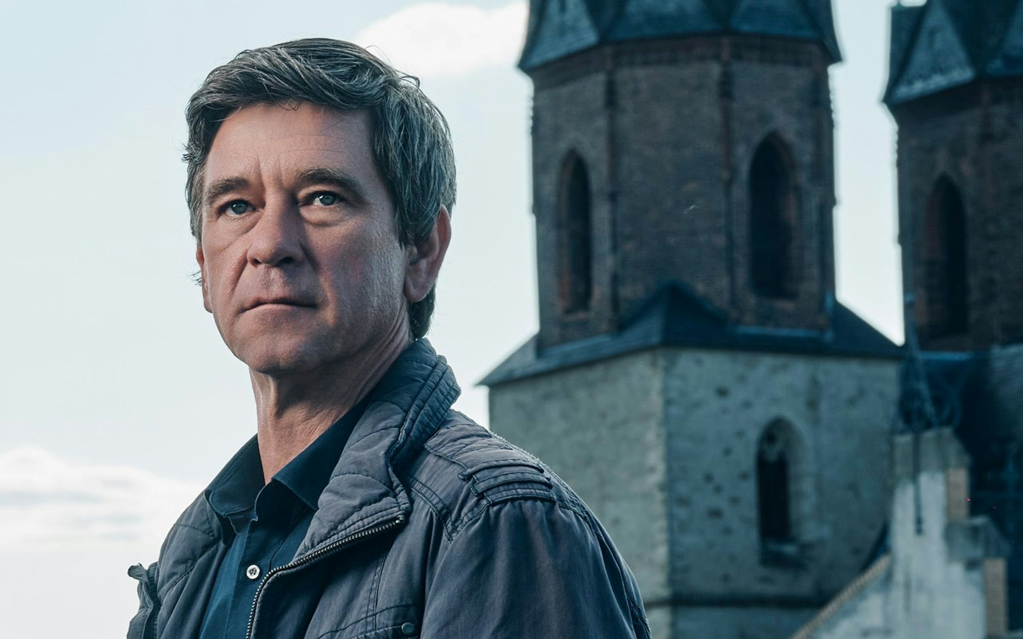 Zum letzten Mal ermittelt Peter Schneider als „Polizeiruf 110“-Kommissar Michael Lehmann gemeinsam mit Peter Kurth in Halle. (Bild: MDR/Felix Abraham)