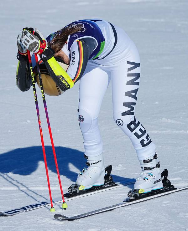 Skirennfahrerin Lena Dürr lässt nach ihrem Lauf den Kopf hängen.