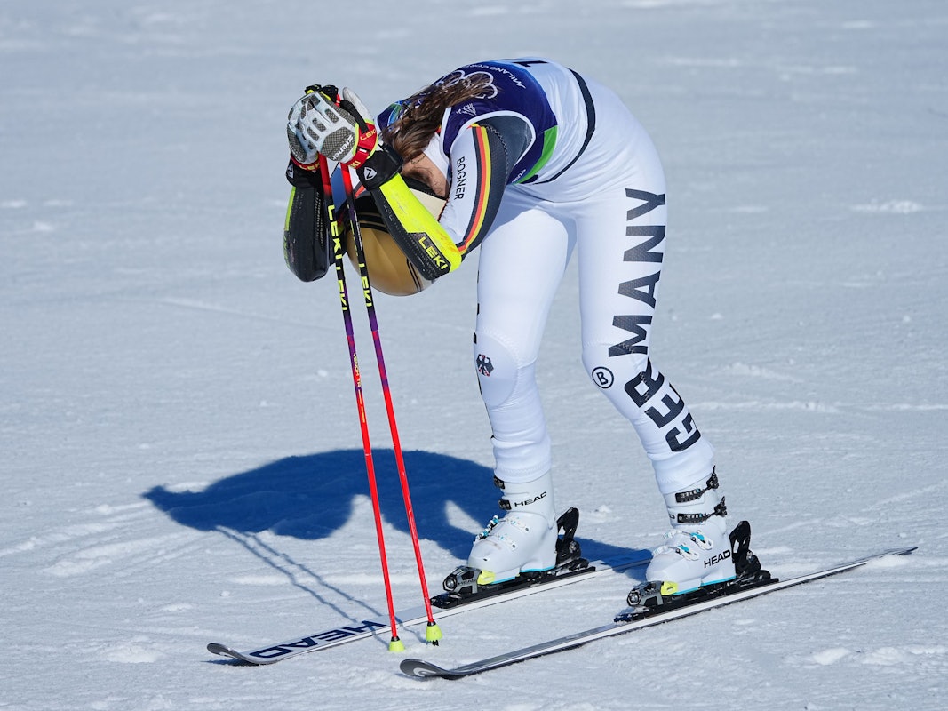 Skirennfahrerin Lena Dürr lässt nach ihrem Lauf den Kopf hängen.