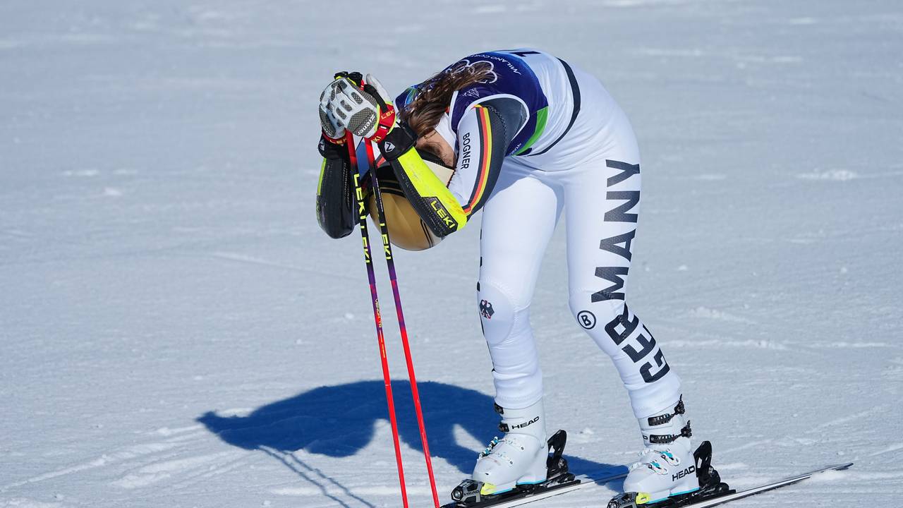 Skirennfahrerin Lena Dürr lässt nach ihrem Lauf den Kopf hängen.