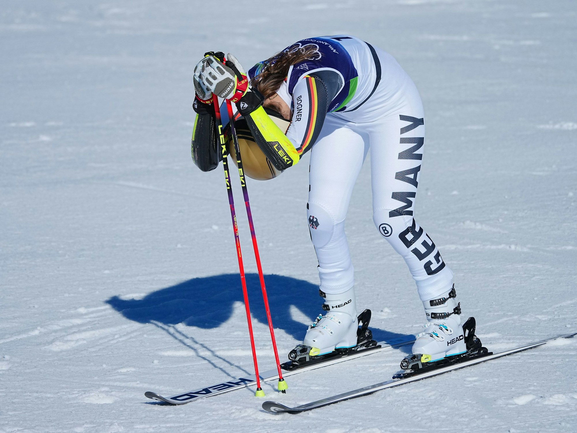 Skirennfahrerin Lena Dürr lässt nach ihrem Lauf den Kopf hängen.