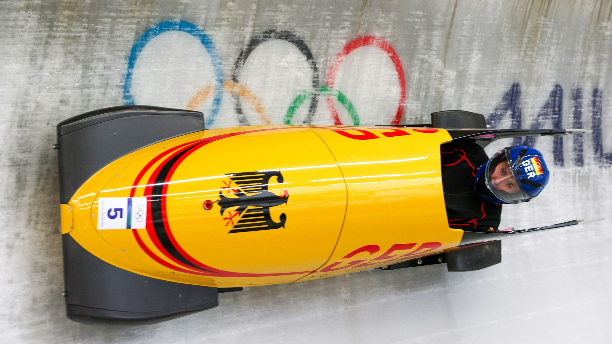 Laura Nolte mit ihrem Mono-Bob im Eiskanal bei Olympia 2026.