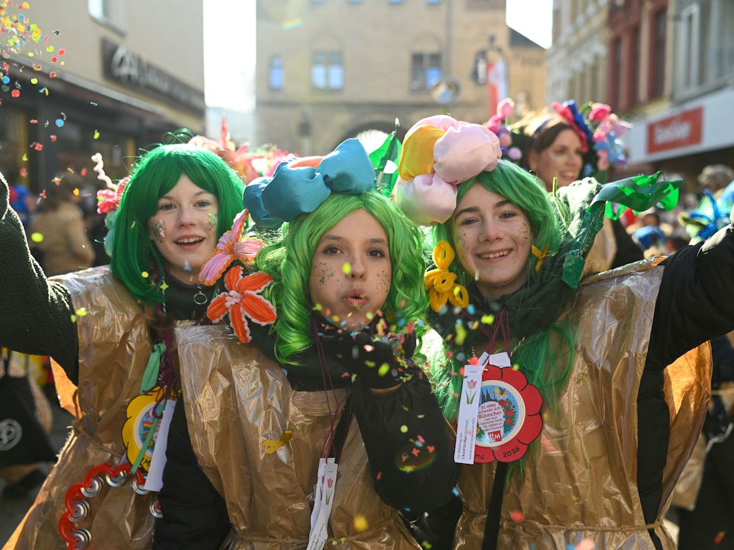 15.02.2026, Köln: Die Schull- un Veedelszöch ziehen durch die Severinstraße. Foto: Uwe Weiser