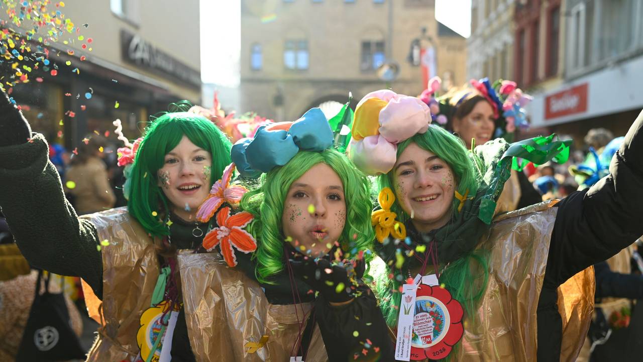 15.02.2026, Köln: Die Schull- un Veedelszöch ziehen durch die Severinstraße. Foto: Uwe Weiser