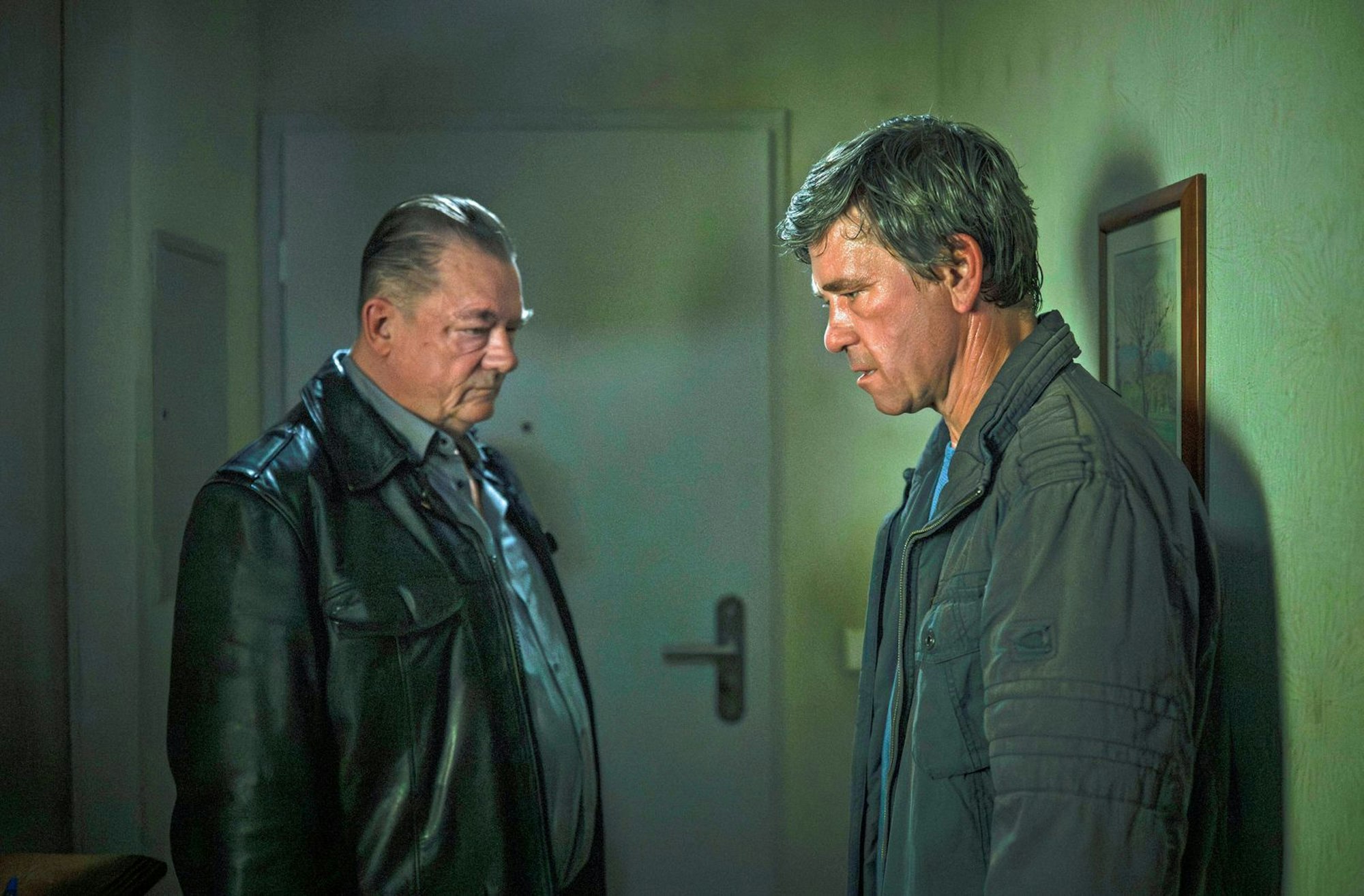 Henry Koitzsch (Peter Kurth, links) und Michael Lehmann (Peter Schneider) denken über den Todesfall einer alten Frau nach, der nach Unfall aussieht, der aber auch ein Mord sein könnte.
(Bild: MDR/Felix Abraham)