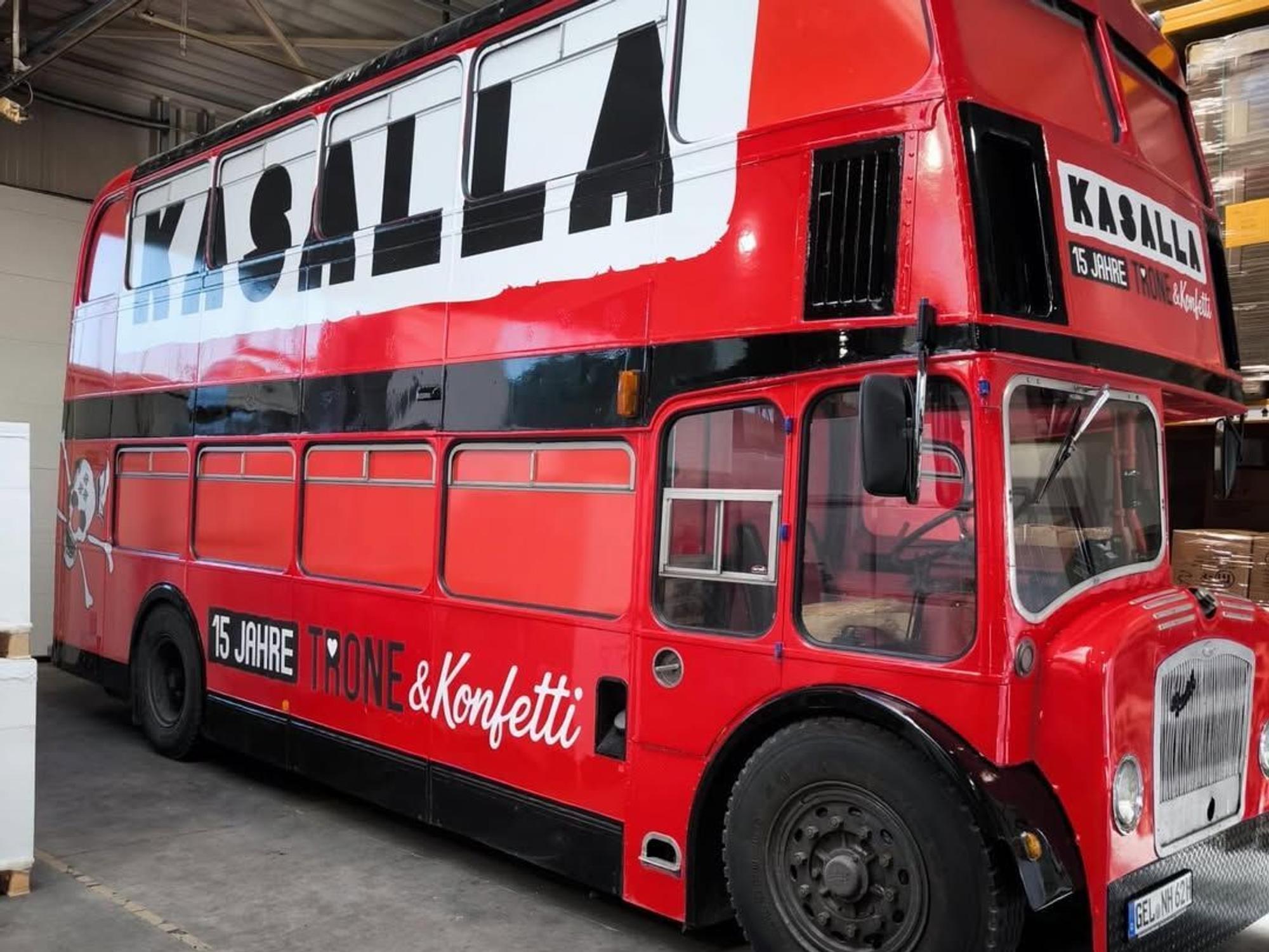 Bus der Band Kasalla für den Rosenmontagszug.
