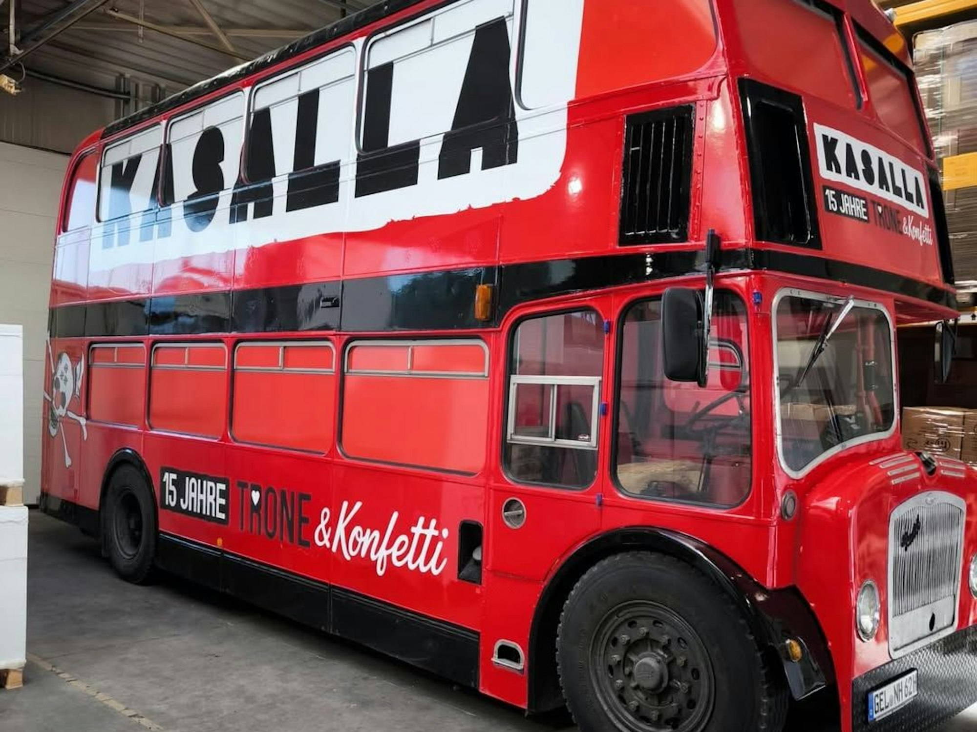 Bus der Band Kasalla für den Rosenmontagszug.