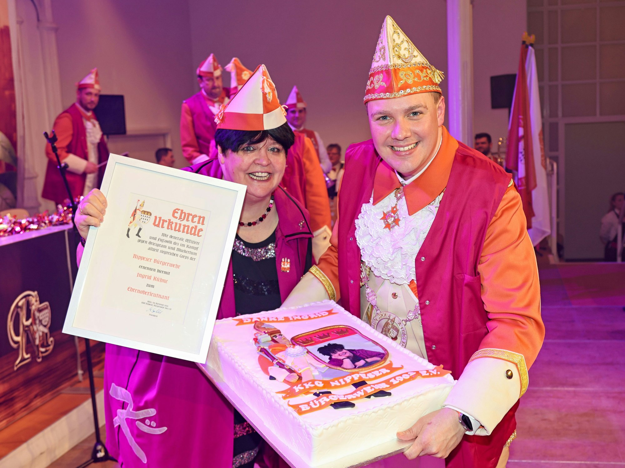 Michael Gerhold überreicht Ingrid Kühne eine große Torte.