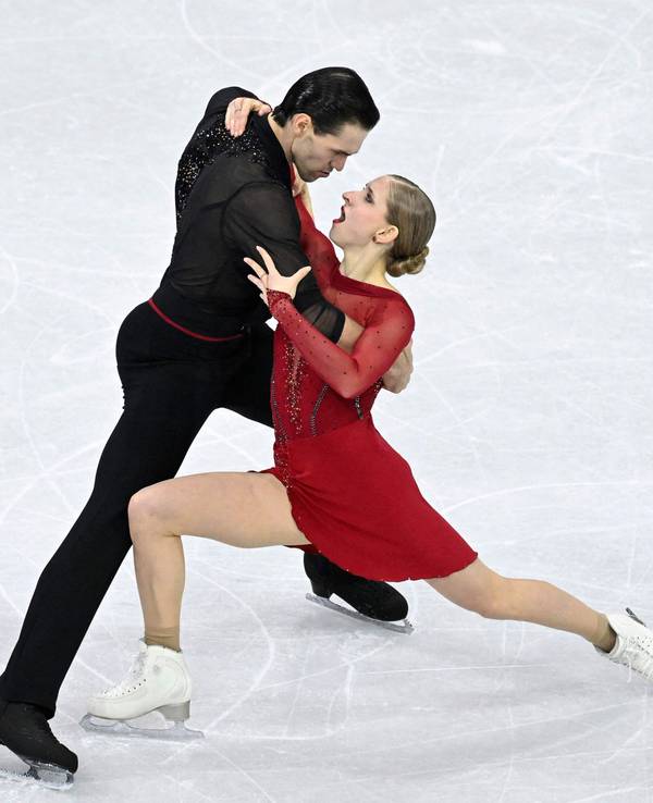 Minerva Fabienne Hase und Nikita Volodin tanzen auf dem Eis einen Tango.