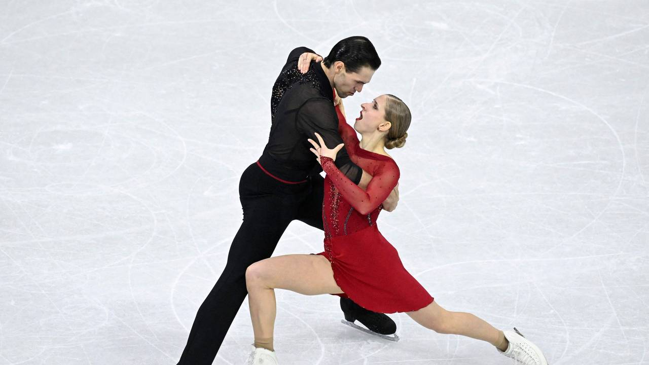 Minerva Fabienne Hase und Nikita Volodin tanzen auf dem Eis einen Tango.