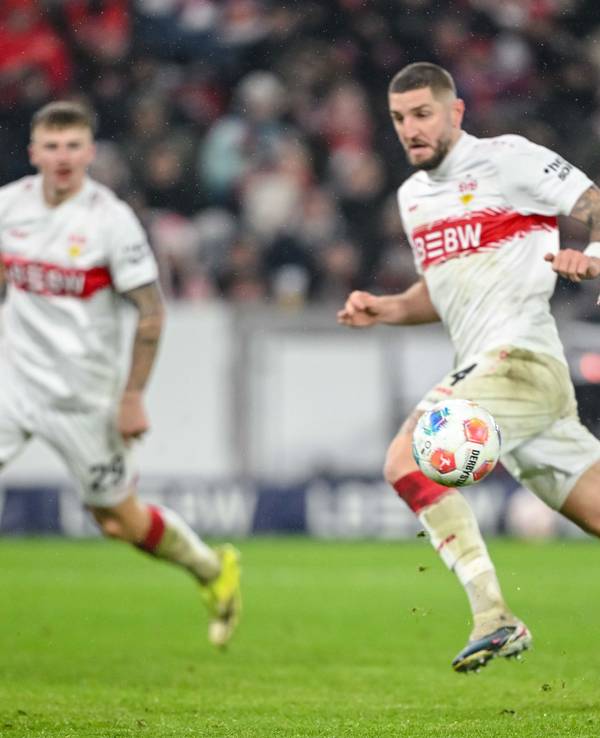 Jeff Chabot (VfB Stuttgart) kann Ragnar Ache vom 1. FC Köln (r) nicht mehr an dessen Torschuss zum 1:1 hindern.