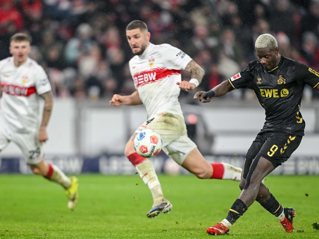 Jeff Chabot (VfB Stuttgart) kann Ragnar Ache vom 1. FC Köln (r) nicht mehr an dessen Torschuss zum 1:1 hindern.