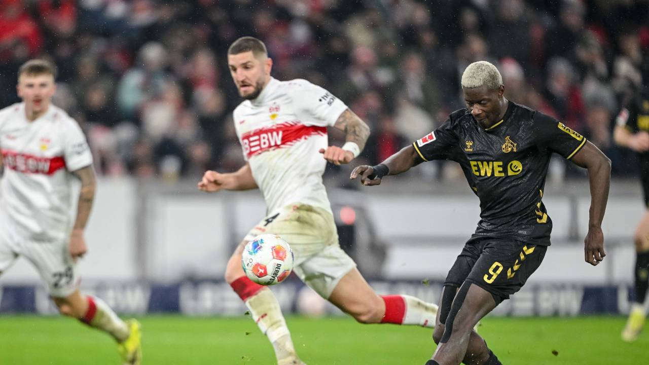 Jeff Chabot (VfB Stuttgart) kann Ragnar Ache vom 1. FC Köln (r) nicht mehr an dessen Torschuss zum 1:1 hindern.
