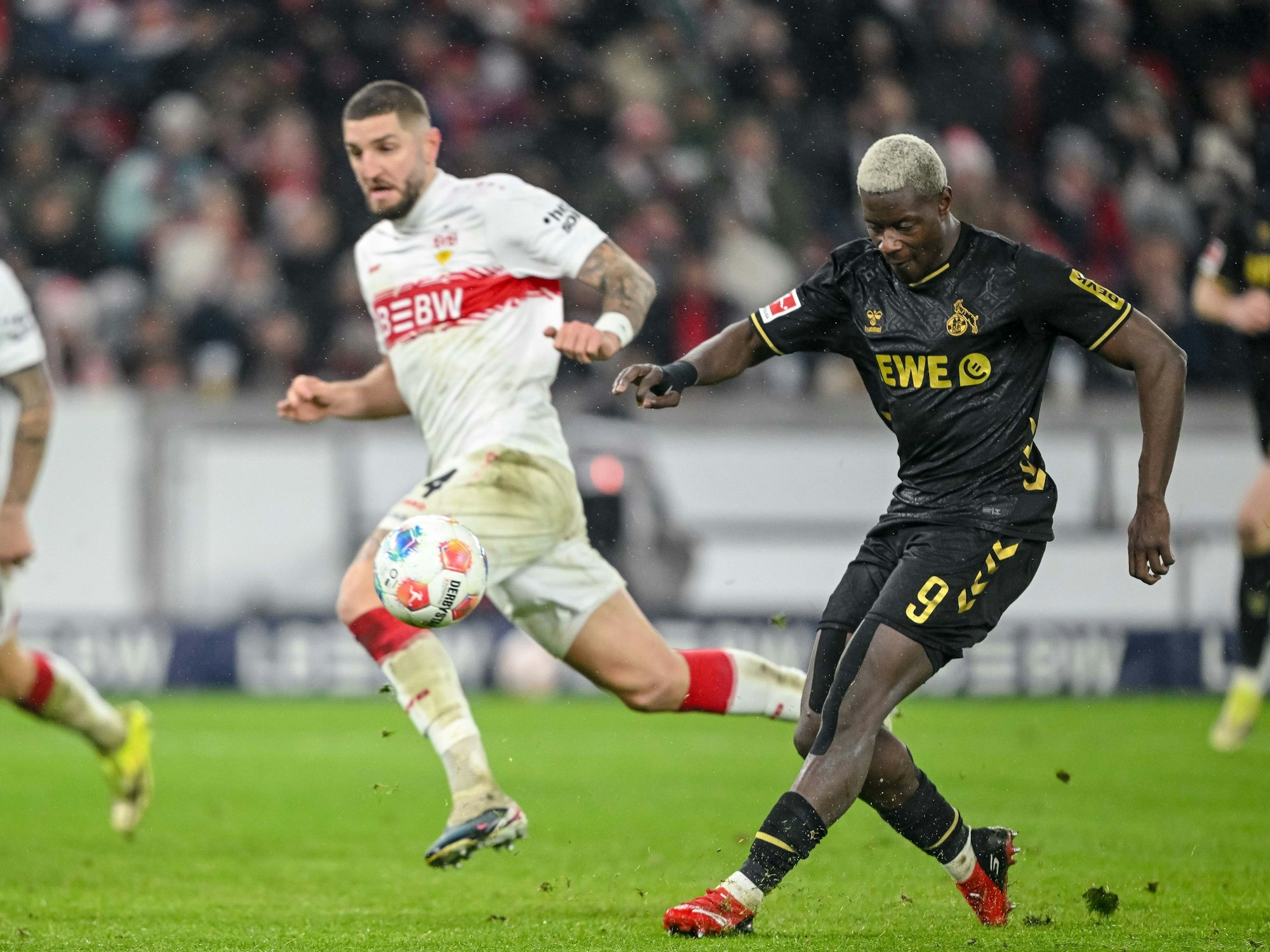 Jeff Chabot (VfB Stuttgart) kann Ragnar Ache vom 1. FC Köln (r) nicht mehr an dessen Torschuss zum 1:1 hindern.