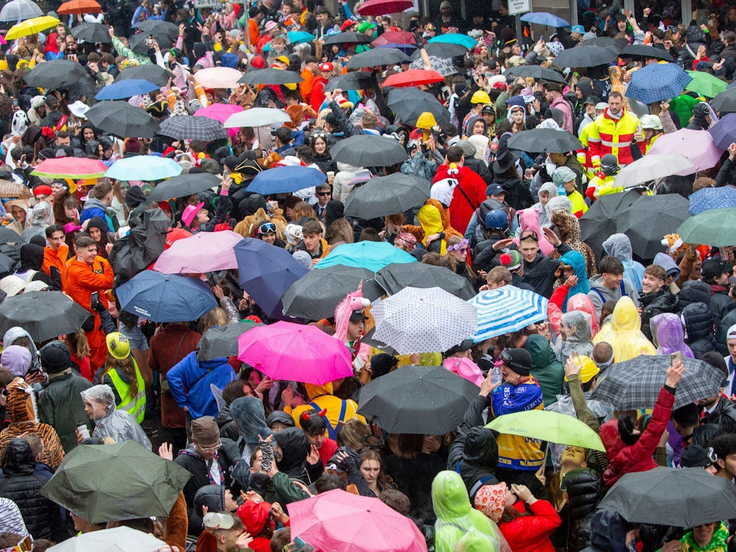 Am Rosenmontag könnten Jecke einen Regenschirm brauchen – es soll richtig ungemütlich werden.