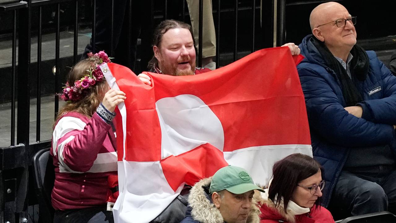 Fans halten die Nationalflagge Grönlands in die Höhe.