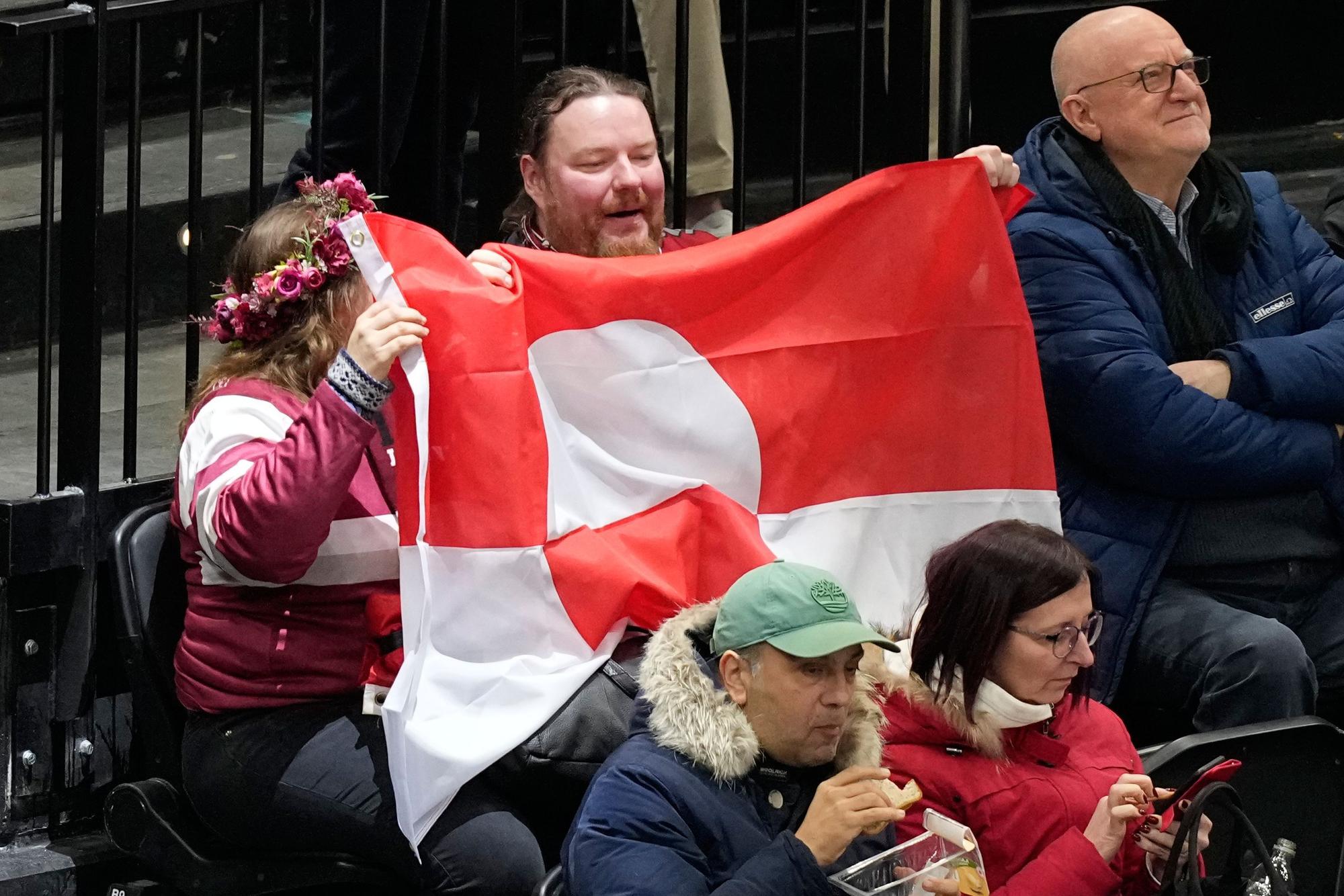 Fans halten die Nationalflagge Grönlands in die Höhe.