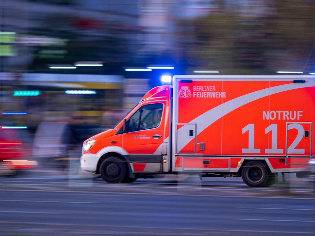 Ein Rettungswagen ist mit Blaulicht unterwegs.