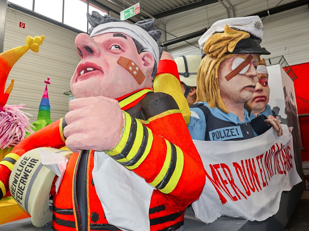 Rosenmontagszugwagen zum Thema Gewalt gegen Einsatzkräfte.