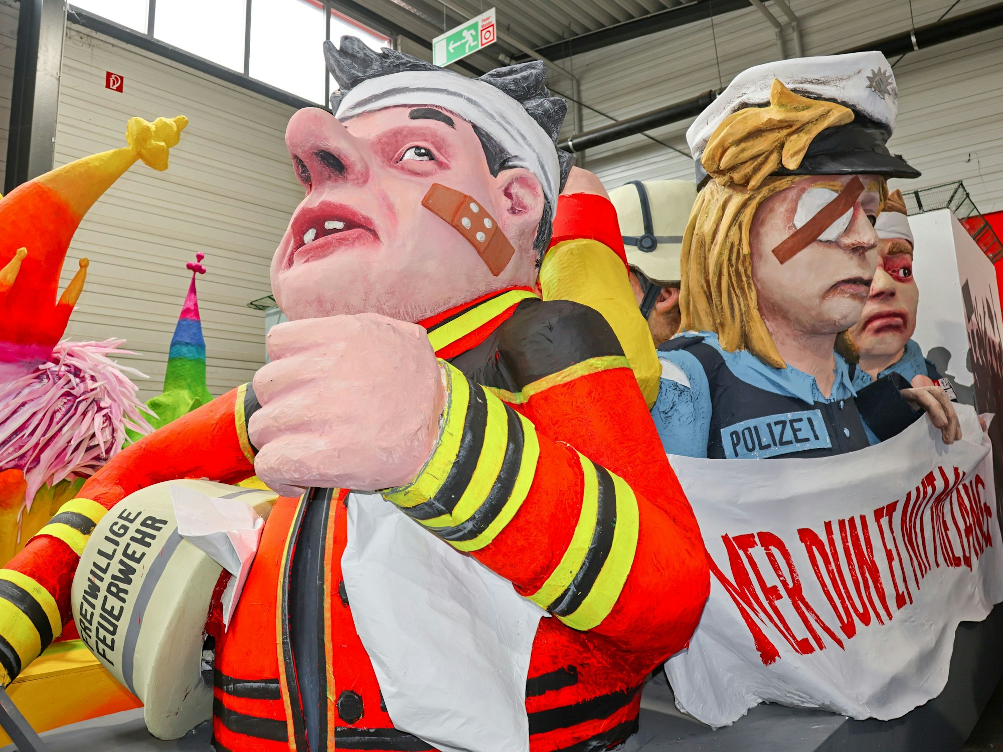 Rosenmontagszugwagen zum Thema Gewalt gegen Einsatzkräfte.