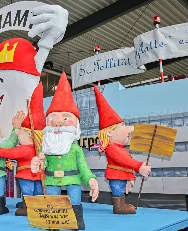 Ein Motivwagen für den Rosenmontagszug, der Heinzelmännchen zeigt.