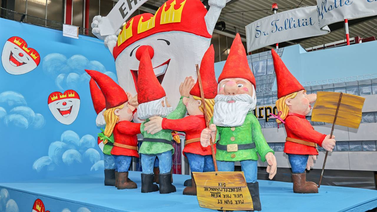 Ein Motivwagen für den Rosenmontagszug, der Heinzelmännchen zeigt.