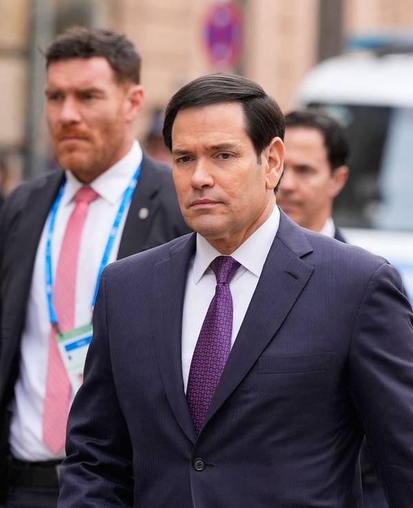 US-Außenminister Marco Rubio kommt begleitet von Bodyguards zur Münchner Sicherheitskonferenz.