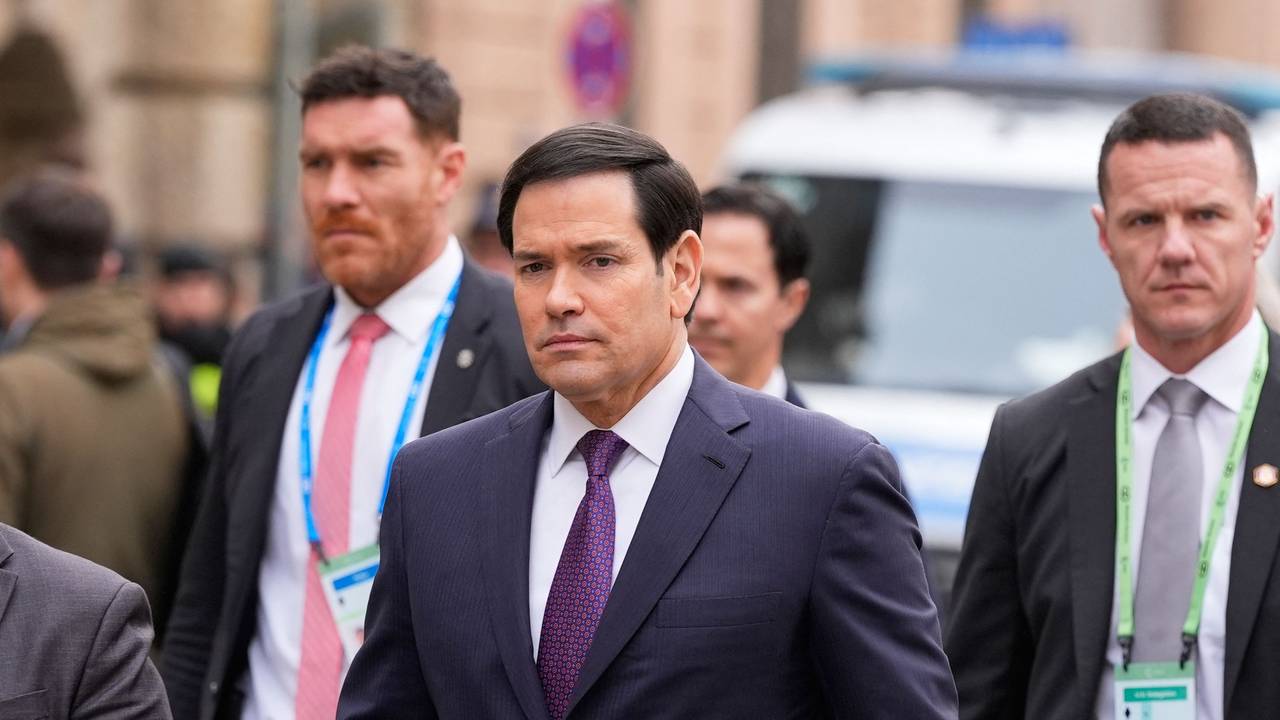 US-Außenminister Marco Rubio kommt begleitet von Bodyguards zur Münchner Sicherheitskonferenz.