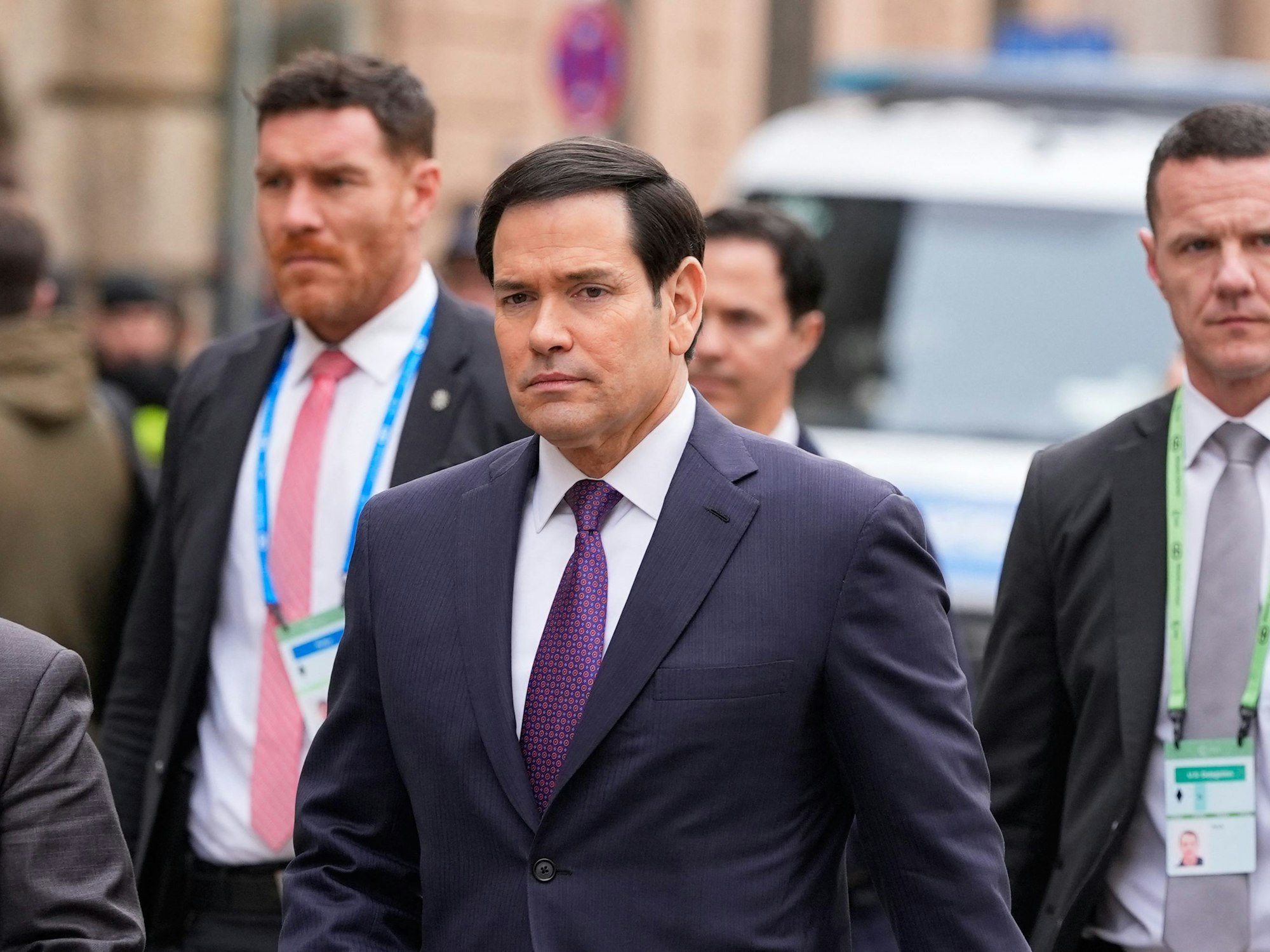 US-Außenminister Marco Rubio kommt begleitet von Bodyguards zur Münchner Sicherheitskonferenz.