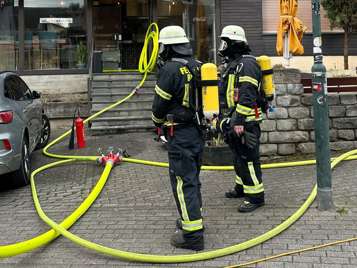 Feuerwehreinsatz wegen Brand in Lüftungsanlage in Rösrath.