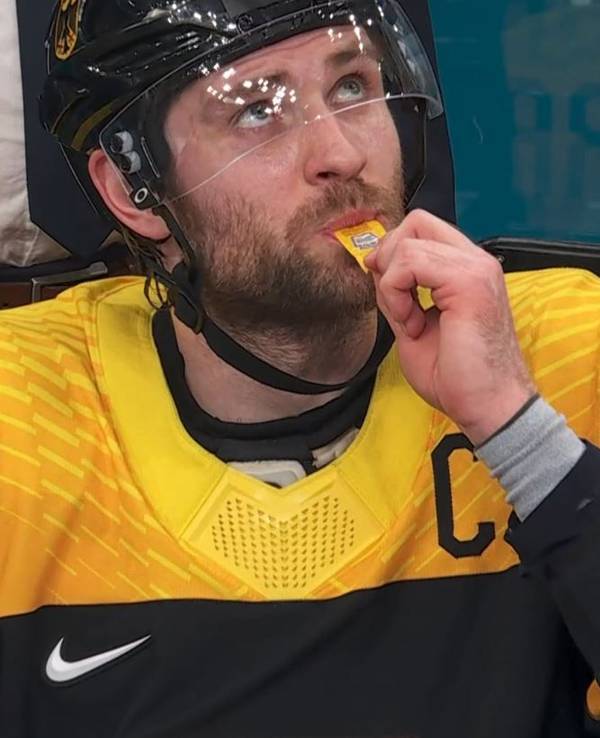 Leon Draisaitl isst auf der Bank Senf.