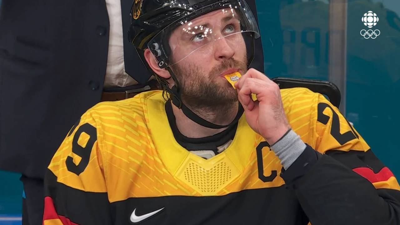 Leon Draisaitl isst auf der Bank Senf.