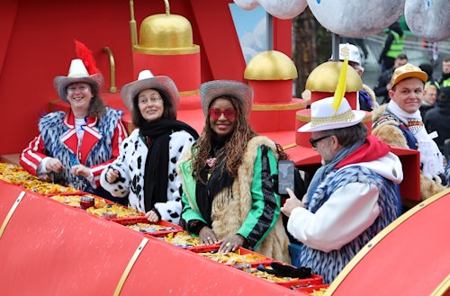 Auch Liz Baffoe, hier neben Politikerin Katarina Barley (Mitte), ist mit dabei.