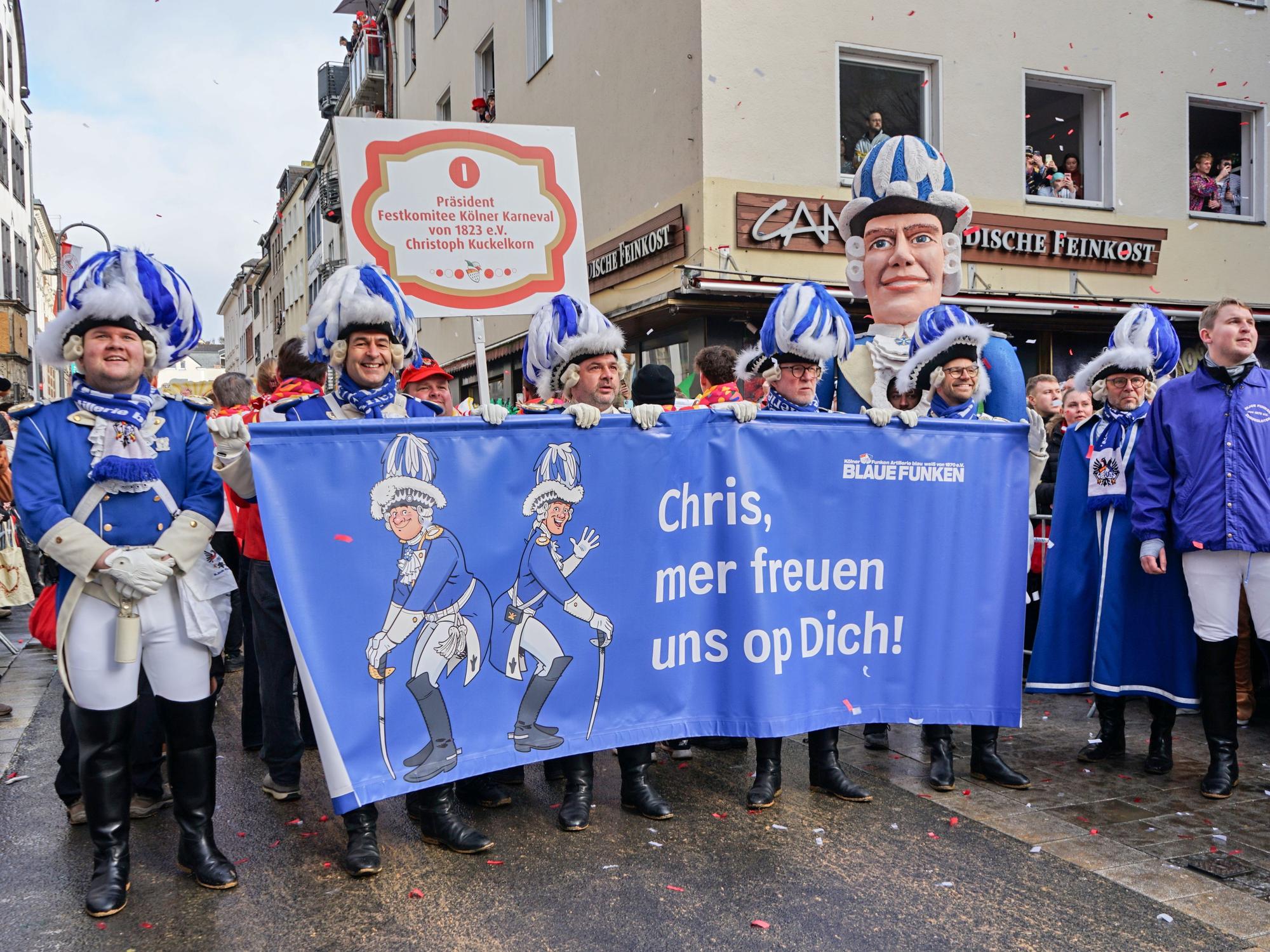 Blaue Funken grüßen Christoph Kuckelkorn.