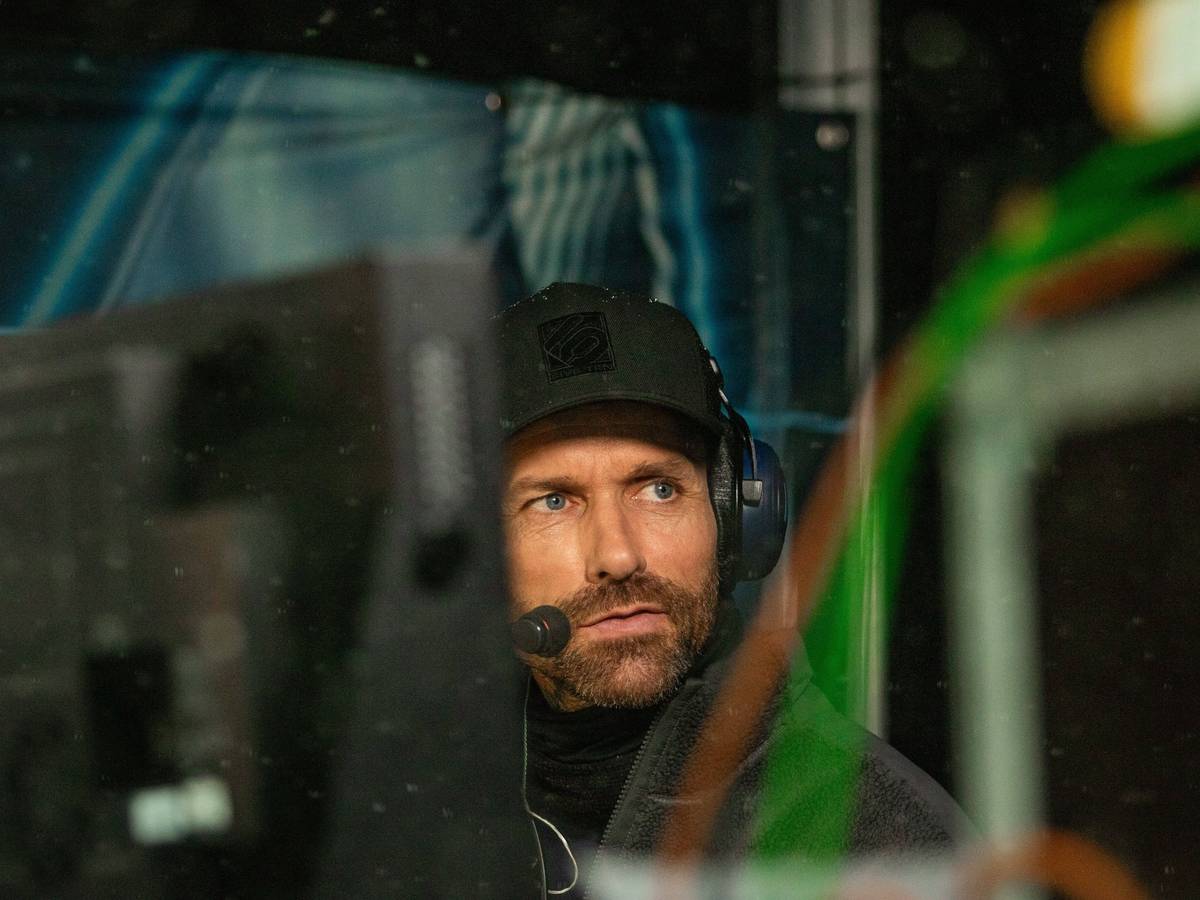 Sven Hannawald mit Headset in der Kommentatoren-Kabine.