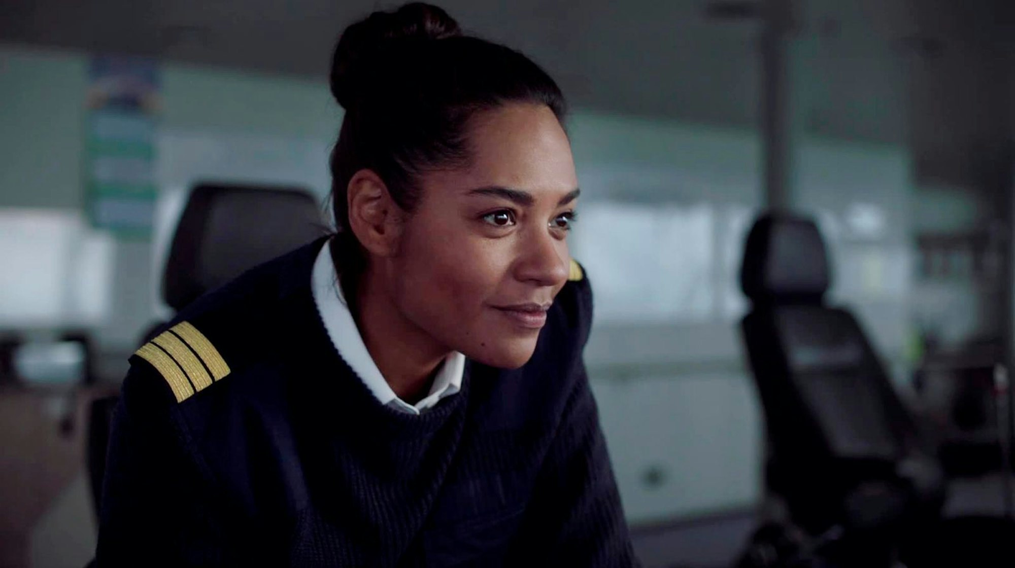 In der NDR-Serie „Festmachen“ spielte Salka Weber 2024 eine Schiffsoffizierin, die kurz vor ihrer Beförderung zur Kapitänin steht. Die fünf Folgen sind in der ARD Mediathek abrufbar. (Bild: NDR/Claudia Konerding)