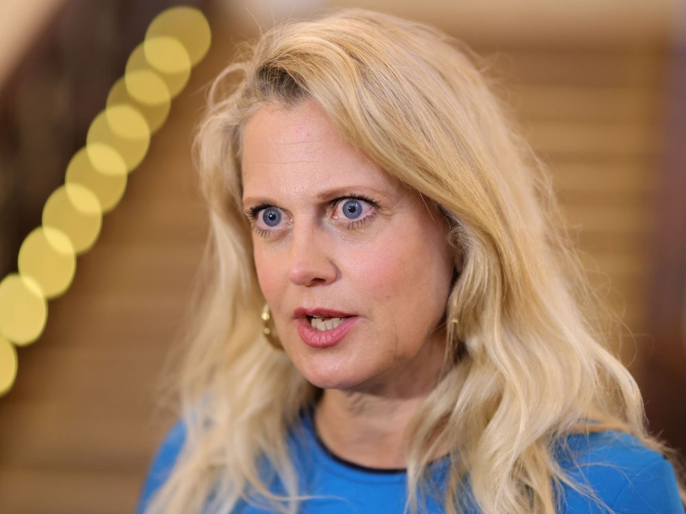 „Jetzt fangen die alle an, ins Schweigekloster zu fahren“, klagt Barbara Schöneberger in ihrem Podcast „Frühstück bei Barbara“ über ihren Freundeskreis. (Bild: 2023 Getty Images/Andreas Rentz)