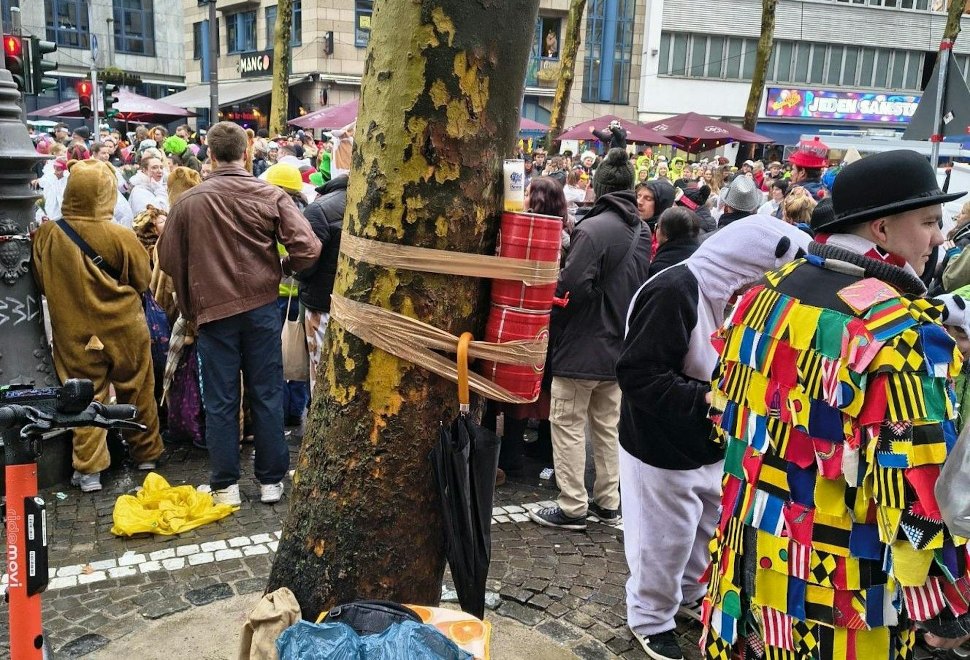 Kreatives Kölsch-Zapfen auf den Ringen.