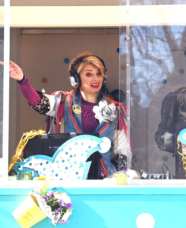 Sabine Heinrich und Guido Cantz beim Rosenmontagszug.
