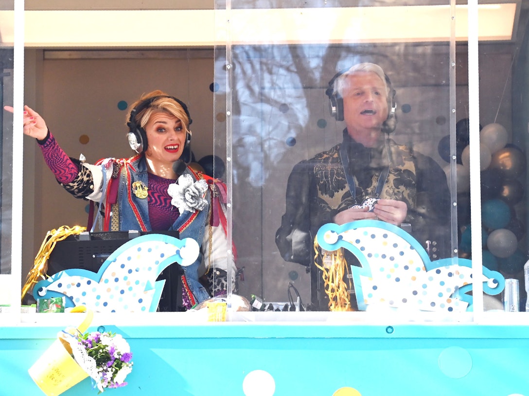 Sabine Heinrich und Guido Cantz beim Rosenmontagszug.