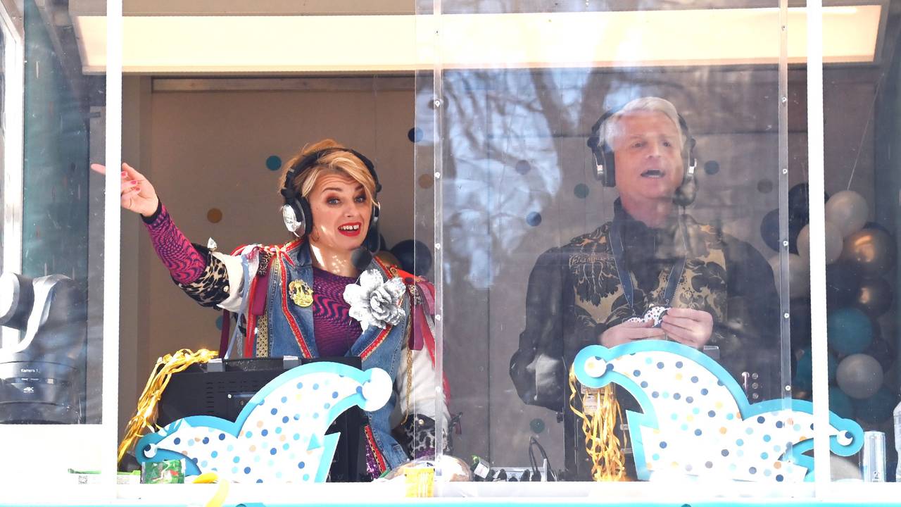 Sabine Heinrich und Guido Cantz beim Rosenmontagszug.