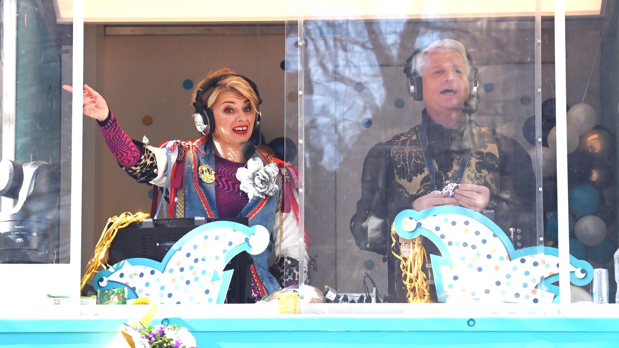 Sabine Heinrich und Guido Cantz beim Rosenmontagszug.