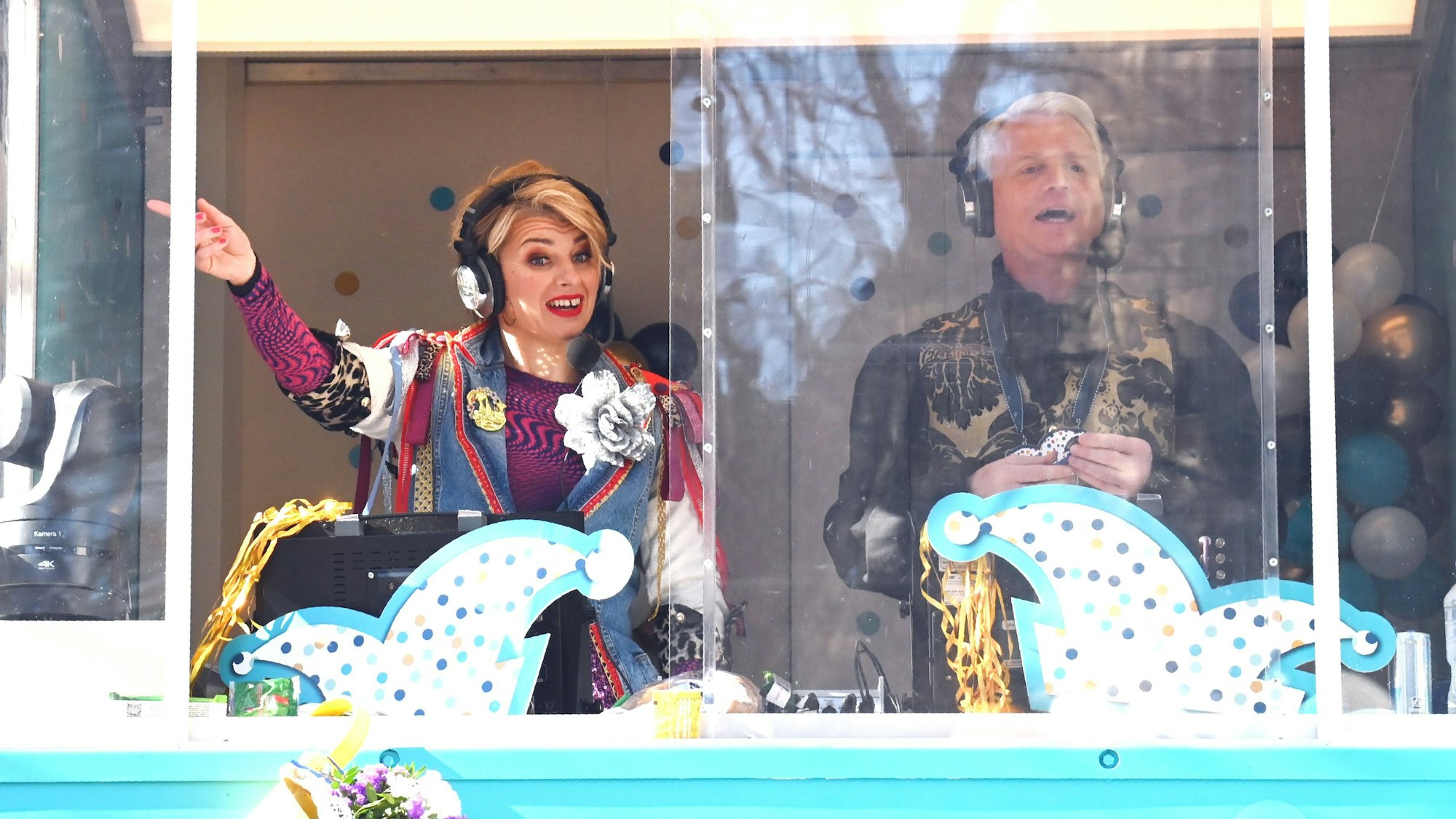 Sabine Heinrich und Guido Cantz beim Rosenmontagszug.