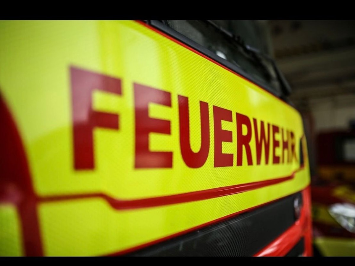 Feuerwehreinsatz in Ratingen wegen gemeldetem Wohnungsbrand.