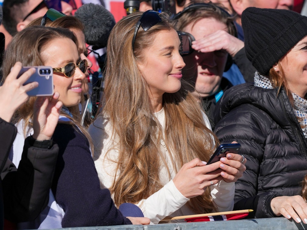 Pernille Dosvik (M.) verfolgt ein Rennen von Johannes Kläbo