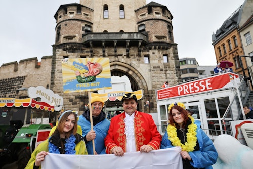 Nathanael Liminski (2.v.r.), Minister für Bundes- und Europaangelegenheiten, posiert für ein Foto mit Karnevalisten des Blau-Gelben Kreuzes.