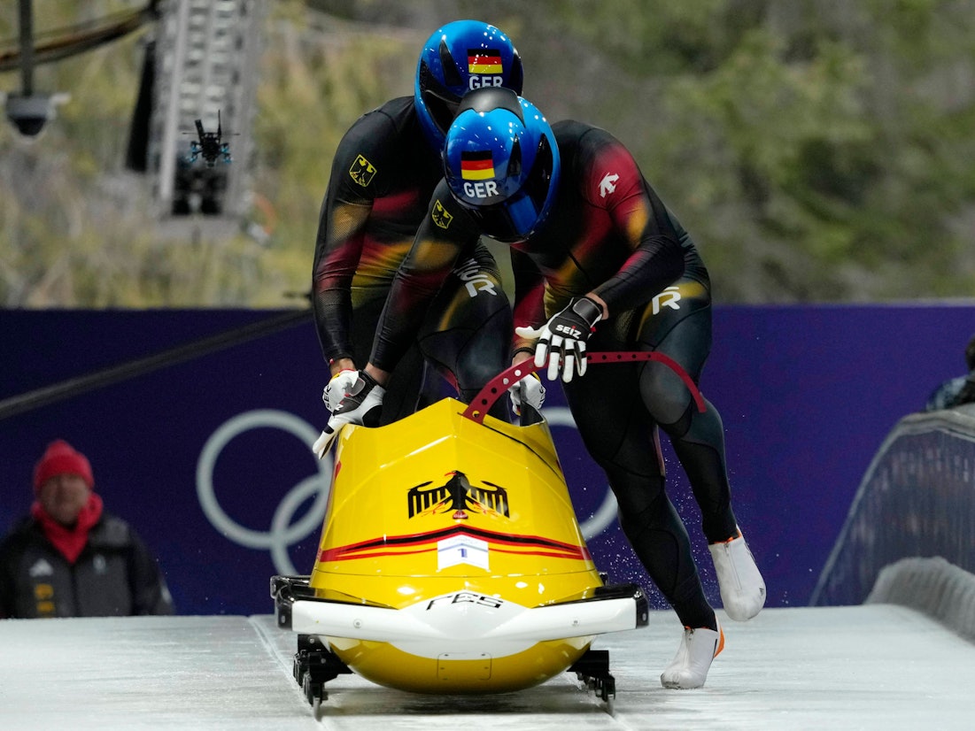 Johannes Lochner und Georg Fleischhauer beim Olympischen Zweierbob-Wettbewerb 2026 in Cortina d'Ampezzo.