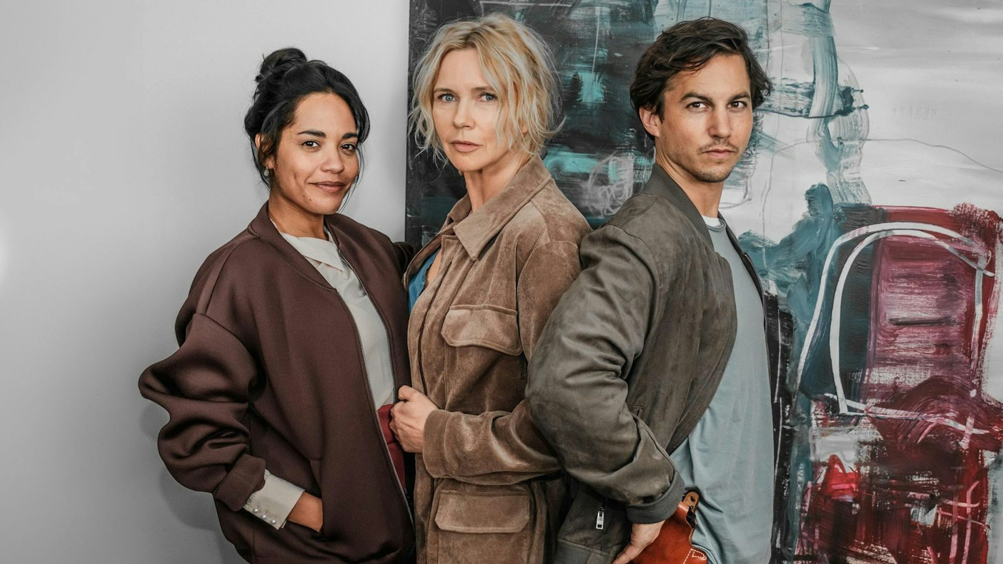 In der RTL-Krimireihe „Alpentod - Ein Bergland-Krimi“ spielt Salka Weber (links) die forensische Archäologin Dr. Marie Sonnleitner an der Seite von Veronica Ferres als Ermittlerin Birgit Reincke und Tim Oliver Schultz als Kriminalpolizist Jonas Becker. Die Reihe wird 2026 mit zwei neuen Fällen fortgesetzt. (Bild: RTL / Raymond Roemke)