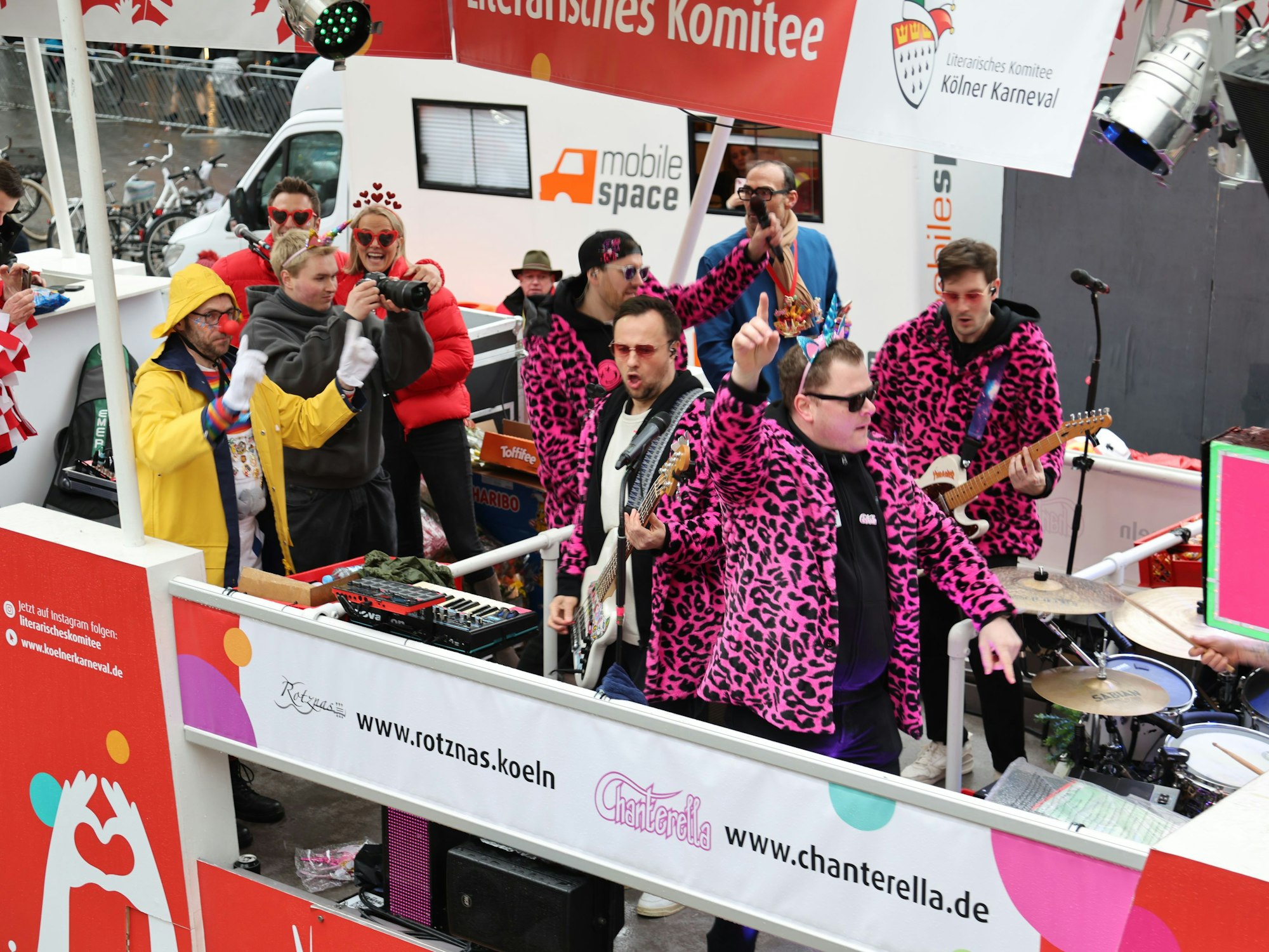 Rosenmontagszugwagen des Literarischen Komitees.